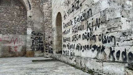 Sivas'ta 752 yıllık medreseye sprey boyayla zarar verdiler