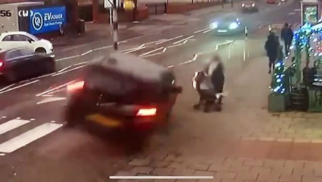 Incidente choc, auto si ribalta e piomba addosso a una mamma con passeggino: Salve per un riflesso