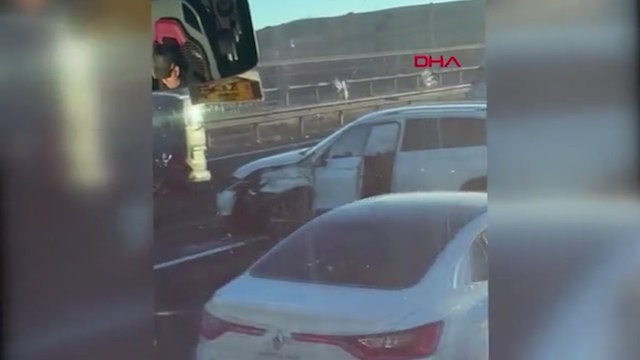 Ankara'da buz tutan yolda 10 araç birbirine girdi