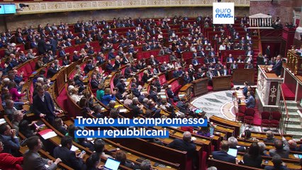 Francia, passa la legge sull'immigrazione grazie all'appoggio della destra: inasprite le regole