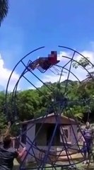 Mulher morre após cair de roda gigante