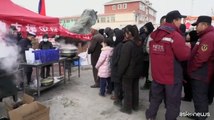Sisma in Cina, fila per un pasto caldo in un campo improvvisato
