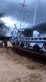 Forte ventania e chuva arrastam barcos para a areia em Barra Grande