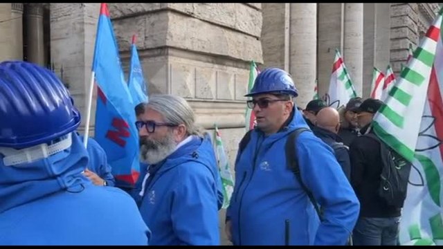 Ex Ilva, la protesta dei lavoratori davanti a Palazzo Chigi