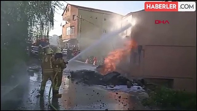 ÜSKÜDAR'DA YOL ÇALIŞMASI SIRASINDA DOĞALGAZ BORUSU PATLADI - 1