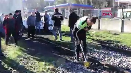 Zonguldak'ta tren otomobile çarptı! Yaralılar var