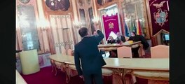 Nervi tesi in Consiglio comunale a Palermo, Milazzo piomba sul banco della presidenza