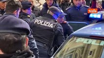 Blitz Ultima generazione a Via del Corso, i manifestanti sgomberati e portati via di peso da Polizia