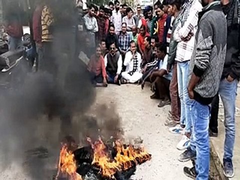 दुकानदारों का फूटा गुस्सा, तीन घंटे सड़क जाम कर निर्माण कार्य की उठाई मांग-video