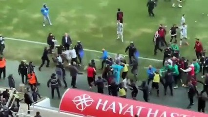 Bursaspor - Diyarbekirspor maçında saha karıştı