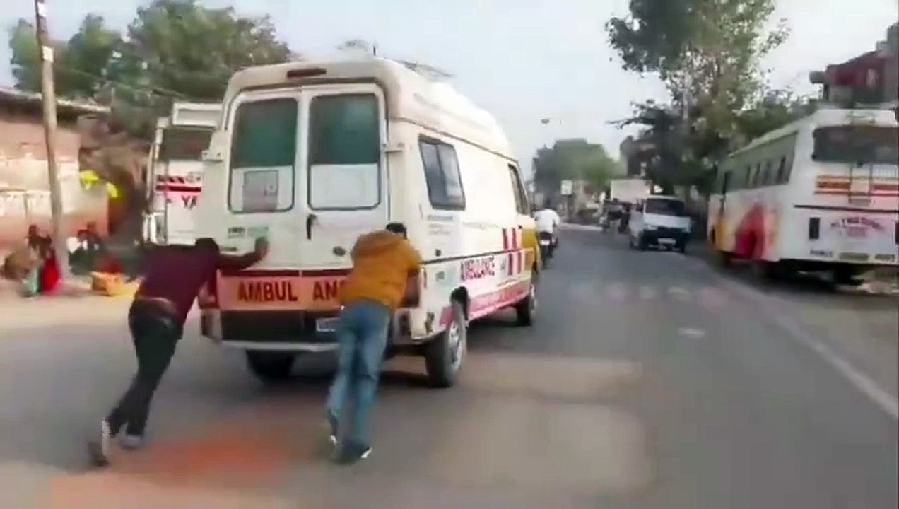 Video: एम्बुलेंस खुद बन गई मरीज, लोगों का धक्का लगाते वीडियो आया सामने