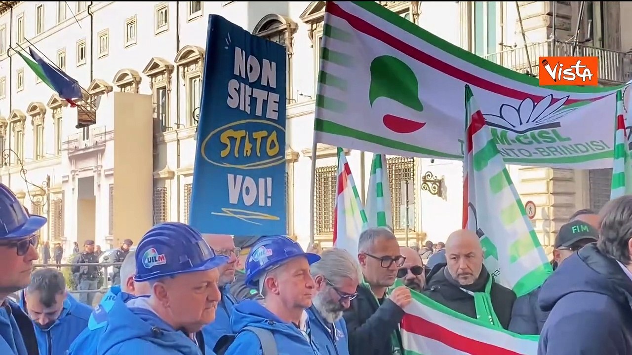Ex Ilva, presidio dei lavoratori a Palazzo Chigi: "Governo sveglia, vogliamo risposte"
