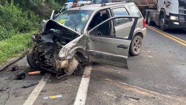 Três pessoas ficam feridas em batida frontal entre carros na Rodovia do Xisto