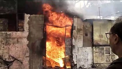 खाली जमीन पर बने कमरे में रखे केमिकल के ड्रमों में लगी आग