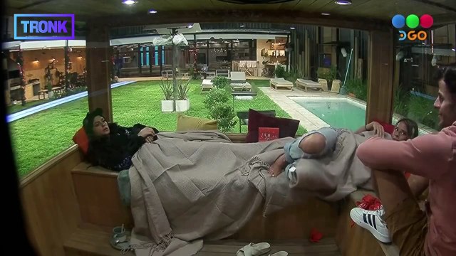 Zoe, Joel y Rosina protestan contra Furia , pero no les da decírselo en la cara por el temor que les genera