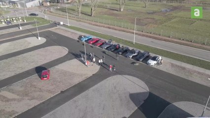 Un sapin sur le toit et des voitures enguirlandées entre Floreffe et Namur