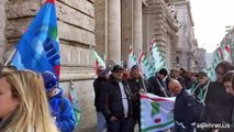 Ex Ilva, la protesta dei lavoratori davanti a Palazzo Chigi