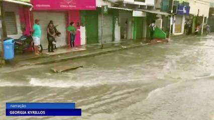 Chuva deixa ruas alagadas no Grande Recife