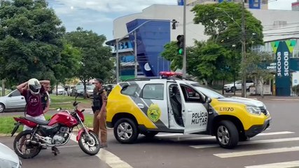 Motociclista é abordado pela Polícia Militar após dirigir na contramão na Avenida Brasil