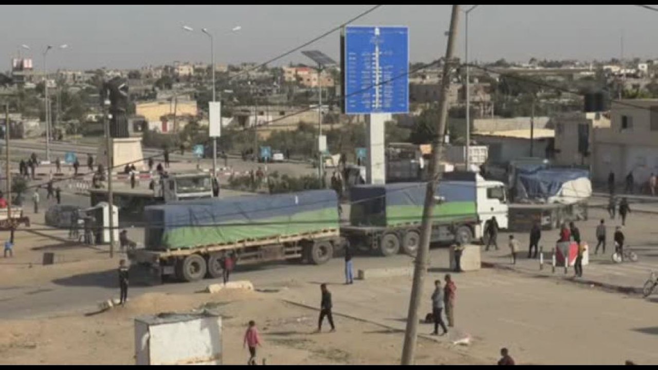 Camion con aiuti umanitari arrivano a Gaza da Kerem Shalom e Rafah