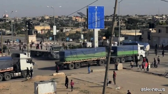 Camion con aiuti umanitari arrivano a Gaza da Kerem Shalom e Rafah