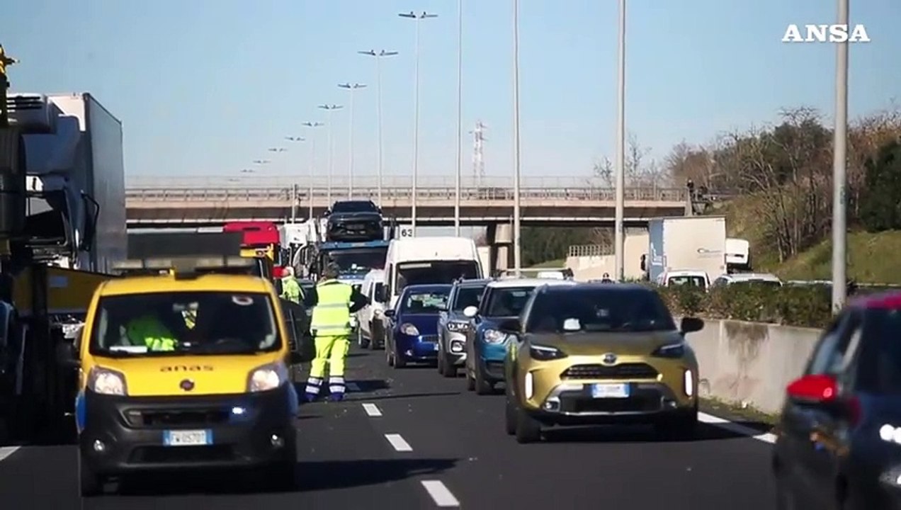 Maxi scontro sul Raccordo a Roma, un morto e sei feriti