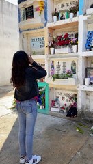 Jovem vai ao cemitério contar ao avô que se licenciou