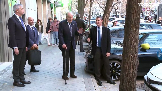 Juan Carlos I se despide de la Infanta Elena tras su fiesta de cumpleaños y saluda a la prensa entre gritos de Viva el Rey