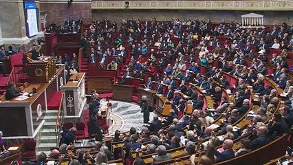 Aprovação de lei migratória gera crise governamental na França