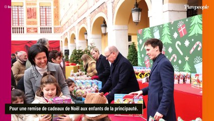 PHOTOS Albert et Charlene de Monaco prêts pour Noël : distribution des cadeaux et enchantement sur le Rocher