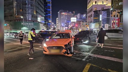 한국은행 앞 사거리에서 차량 3대 부딪혀...2명 부상 / YTN