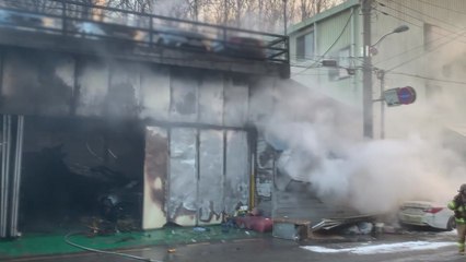 경기 안산시 자동차 정비소에서 불...한때 대응 1단계 / YTN