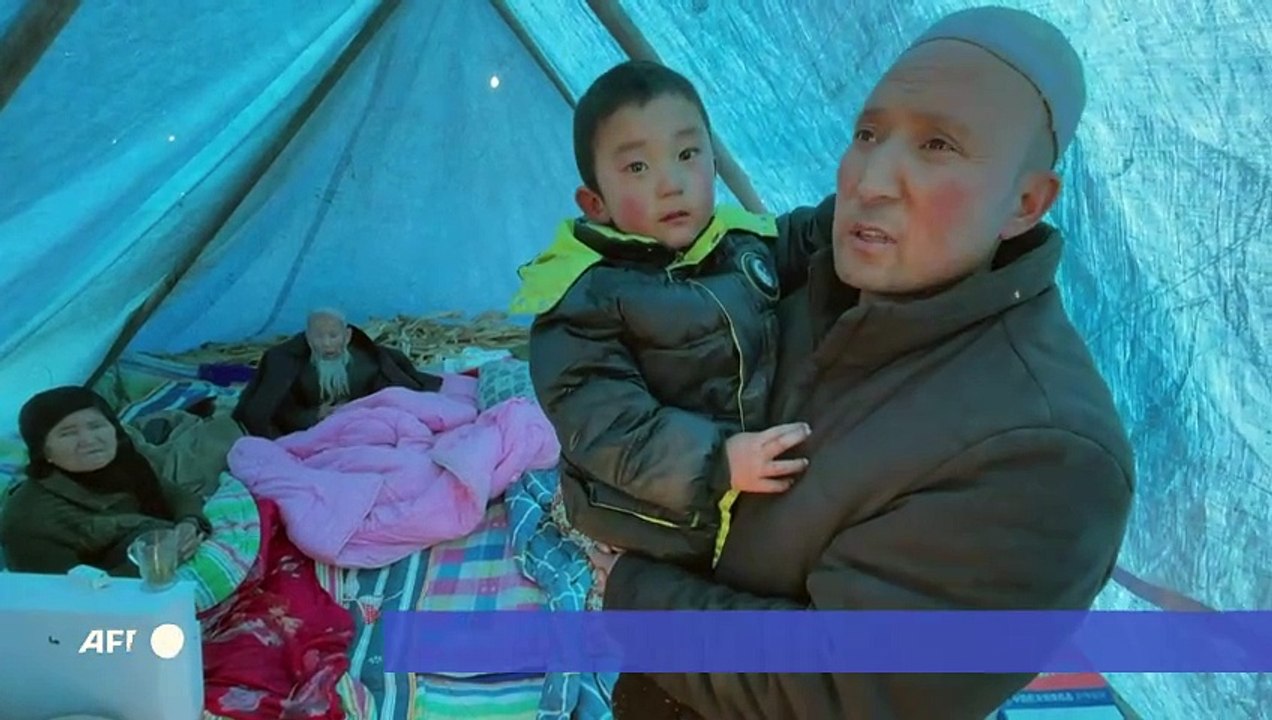 Sobrevivientes del terremoto en China se enfrentan a un frío glacial