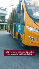 Moto vai parar embaixo de ônibus em acidente na Barra do Rio