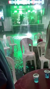 Fortes chuvas deixam ruas alagadas em Salvador; veja