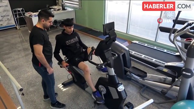 16 yaşındaki İsmet, Ortez-Protez Yapım ve Uygulama Merkezi'nde yeni protez bacak takıldı