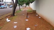 Alunos deixam rastro de sujeira com livros e cadernos rasgados no Alto Alegre