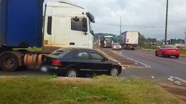 Acidente entre caminhão e Voyage causa transtornos no Trevo da Portal