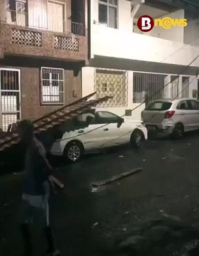VÍDEO: Teto de casa desaba em cima de carro no final de linha de São Gonçalo do Retiro após fortes chuvas em Salvador