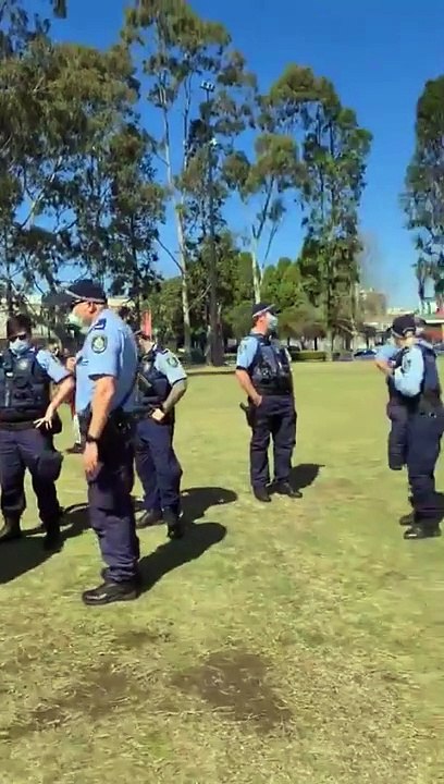 Australian man arrested for not wearing a mask, despite showing medical exemption / Australialainen mies pidätetään kasvomaskin puuttumisen takia, huolimatta lääkärintodistuksesta, joka vapauttaa maskin käytöstä