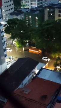 VÍDEO: Famoso canal de Salvador transborda e carros ficam ilhados