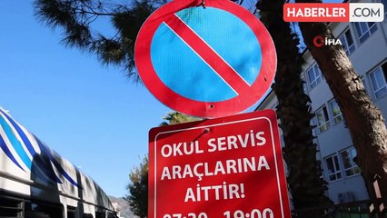 Okul servislerinin yerine park eden özel araçlar, servis şoförlerini zora sokuyor