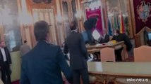 Caos al Consiglio Comunale di Palermo, deputato salta sul banco della Presidenza