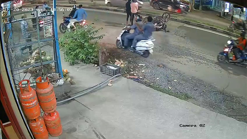 அதிகாரிகளின் அலட்சியத்தால் பைக்கோடு பல்டி அடித்த இளைஞர்கள்; கோவை சாலையை கண்டு அஞ்சும் வாகன ஓட்டிகள்