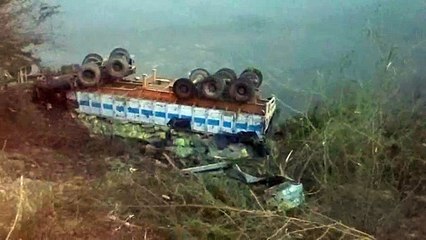 सीमेंट से भरा ट्रेलर कूदा नागदी बांध में, चालक की मौत