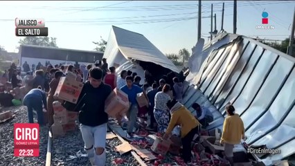 Aprovechan accidente de tráiler en Jalisco para robarse cajas de galletas que transportaba