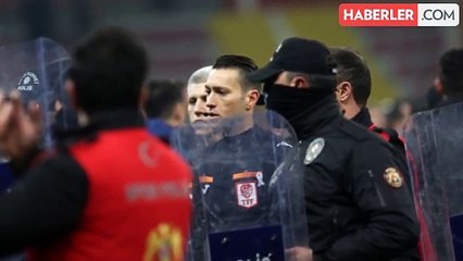 Maç biter bitmez hakemin etrafını sardılar! Türk futbolunun son günlerini en iyi özetleyen kare