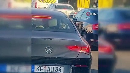TEM Otoyolu’nda dehşet anları kamerada: Eşini engelli çocuğunun yanında darp etti