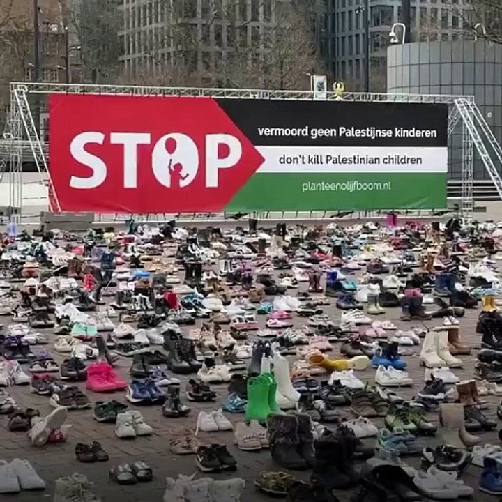 Hollanda'da, İsrail'in katlettiği Filistinli çocuklar için yaklaşık 8 bin çift ayakkabı bırakıldı