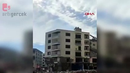 Ağır hasarlı bina yıkım sırasında çöktü